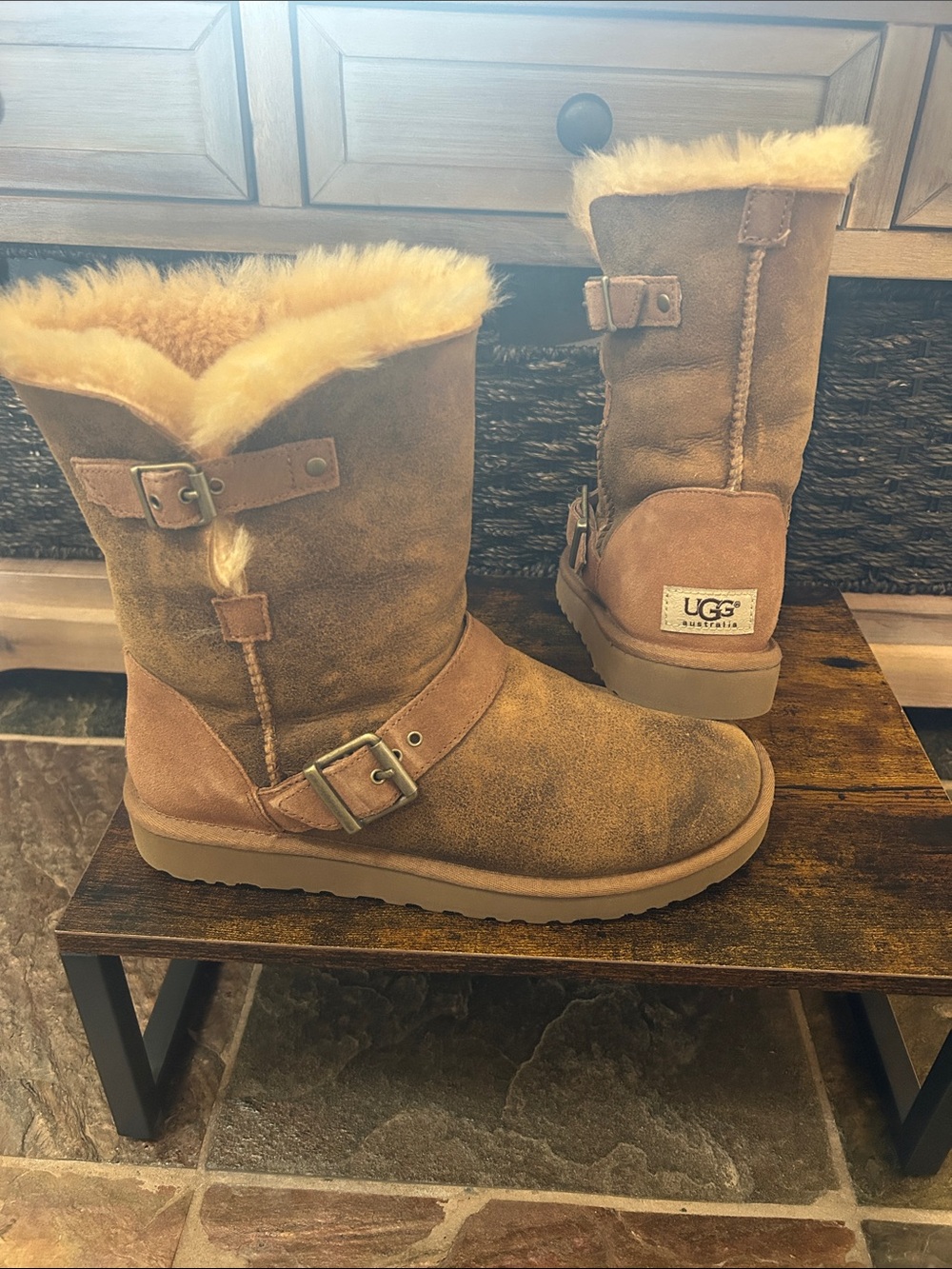 UGG Classic Dylan Short Chestnut Suede Shearlingrq Buckle Boots, Size 8 (EU 39)